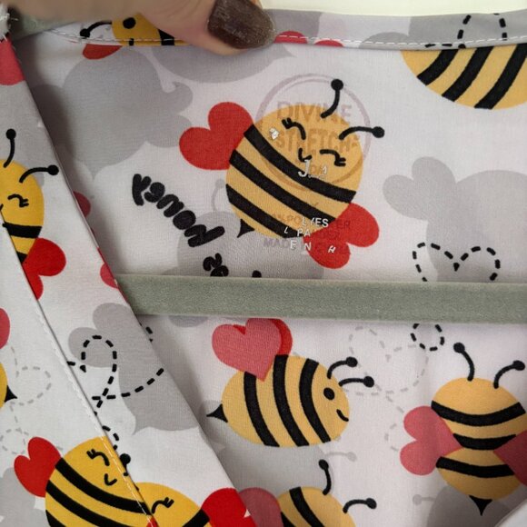SCRUB JOY Performance V-Neck Medical Top Scrub BUMBLE BEE SWEET AS HONEY SIZE 2X - Picture 6 of 11